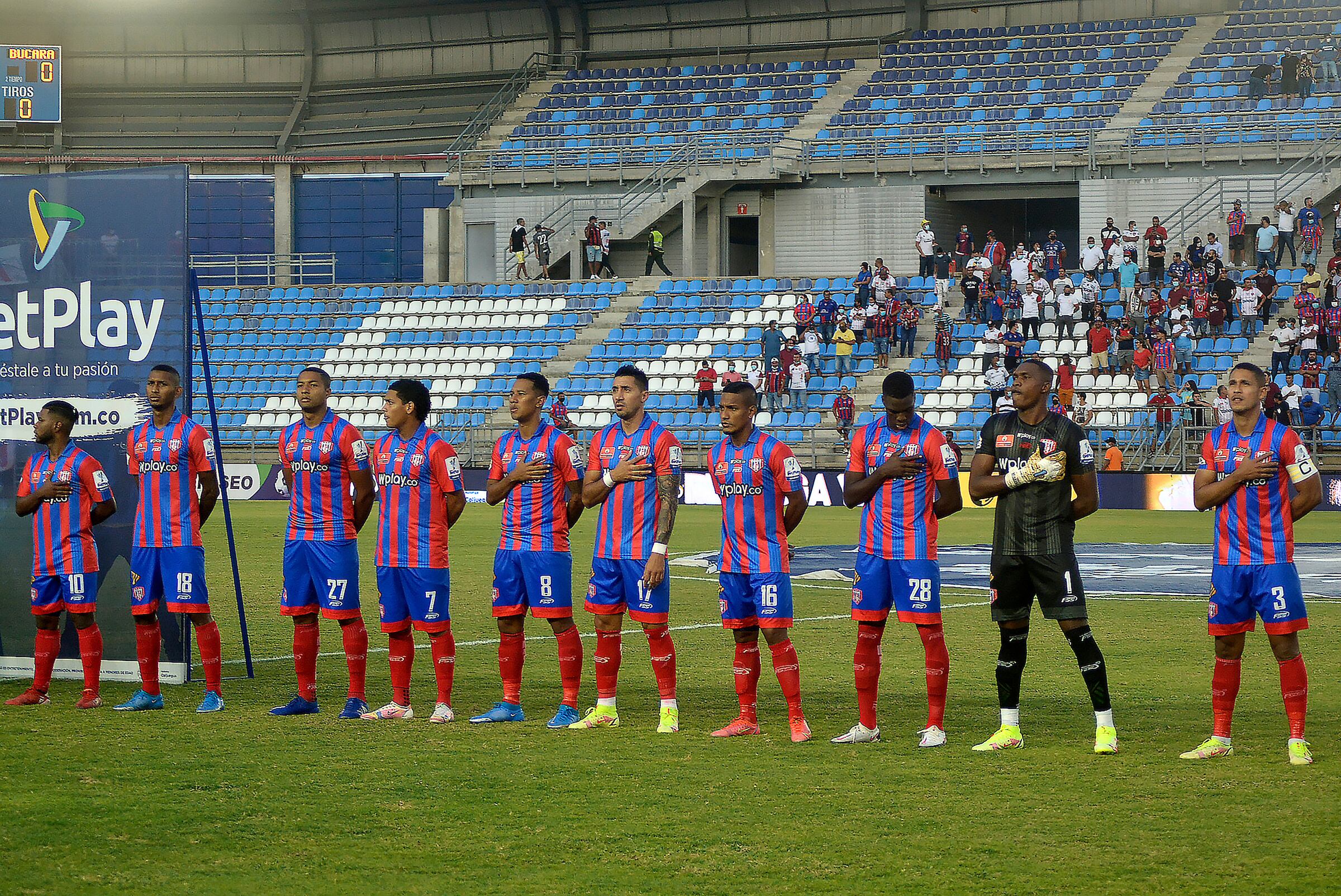 El plantel del Unión forma para los actos procolorarios en el Estadio Sierra Nevada