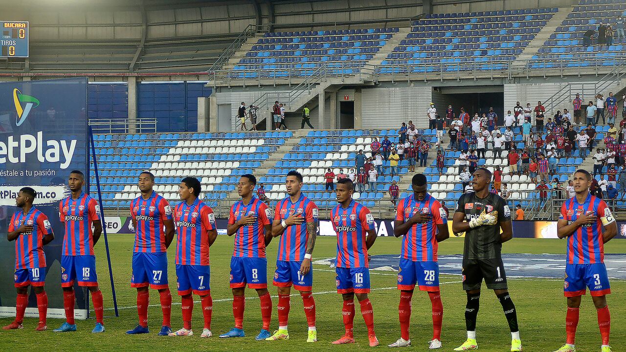 El plantel del Unión forma para los actos procolorarios en el Estadio Sierra Nevada