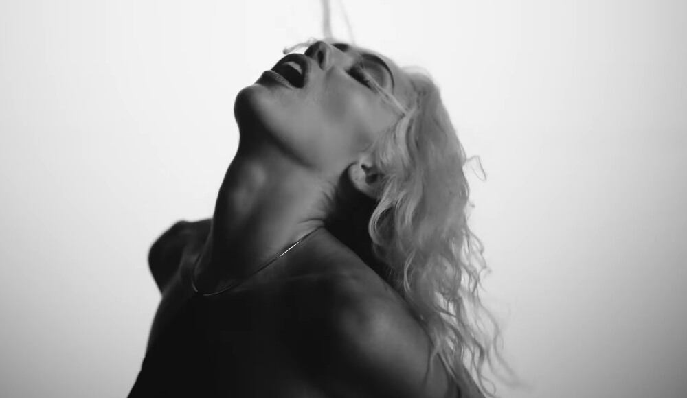 La artista apostó por un concepto completamente distinto al de Plastic Hearts, álbum lanzado en 2020.