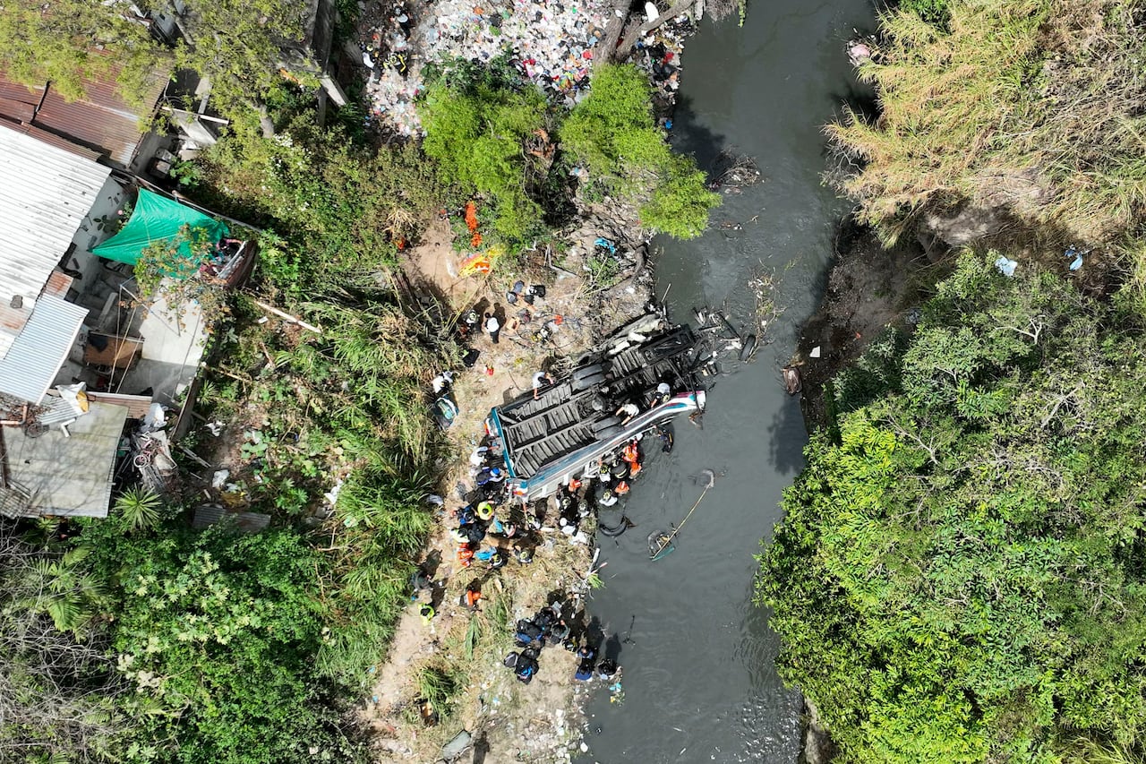 Al menos 55 muertos al caer por un barranco un autobús en Guatemala
