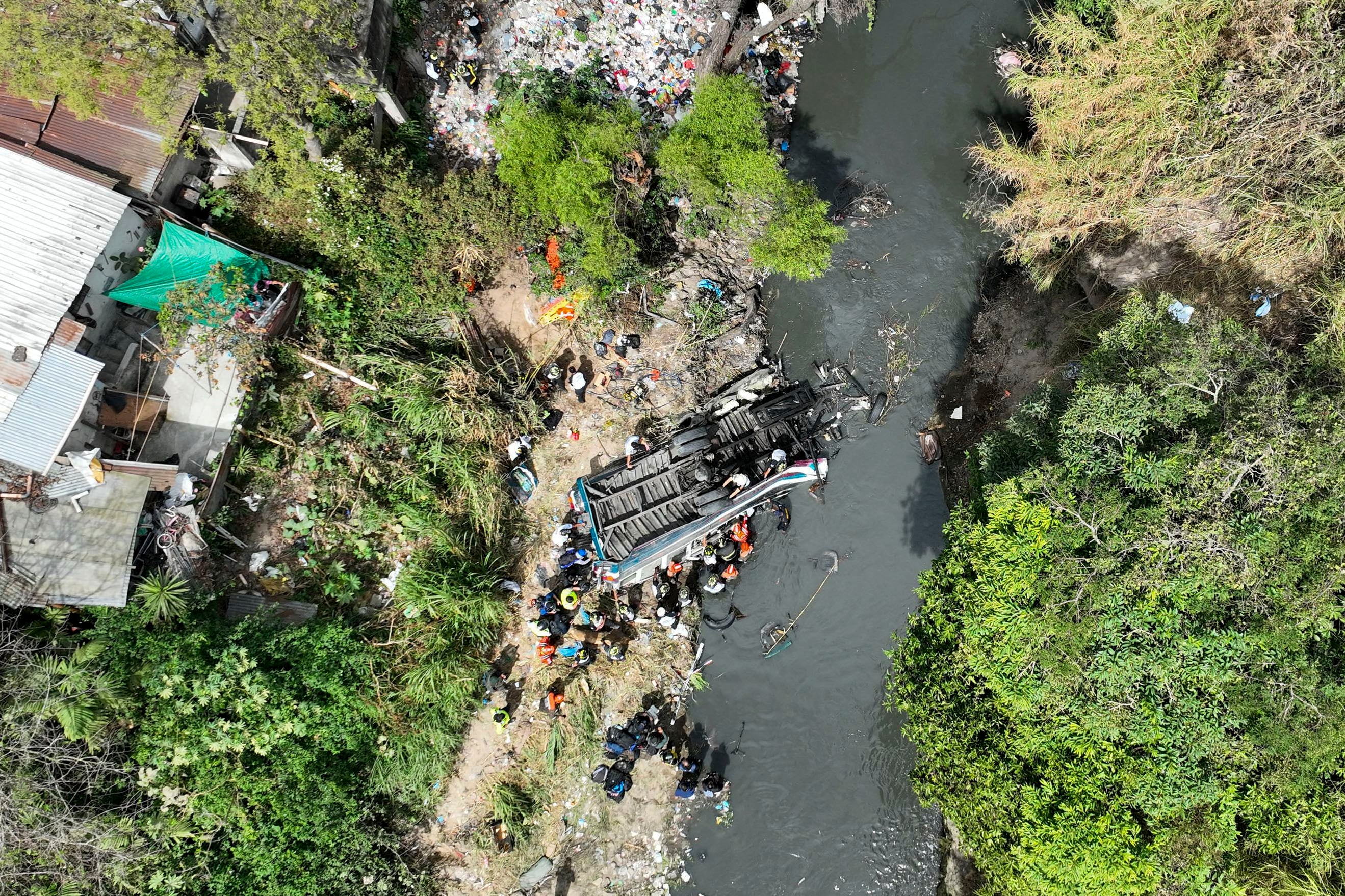 Al menos 55 muertos al caer por un barranco un autobús en Guatemala