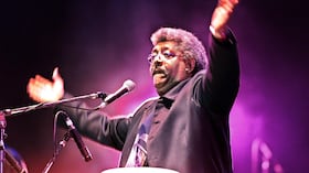 El músico y compositor uruguayo Rubén Rada forjó una identidad musical distintiva al fusionar el candombe con géneros como el rock y el jazz. Foto: MIGUEL ROJO / AFP.