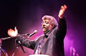 El músico y compositor uruguayo Rubén Rada forjó una identidad musical distintiva al fusionar el candombe con géneros como el rock y el jazz. Foto: MIGUEL ROJO / AFP.