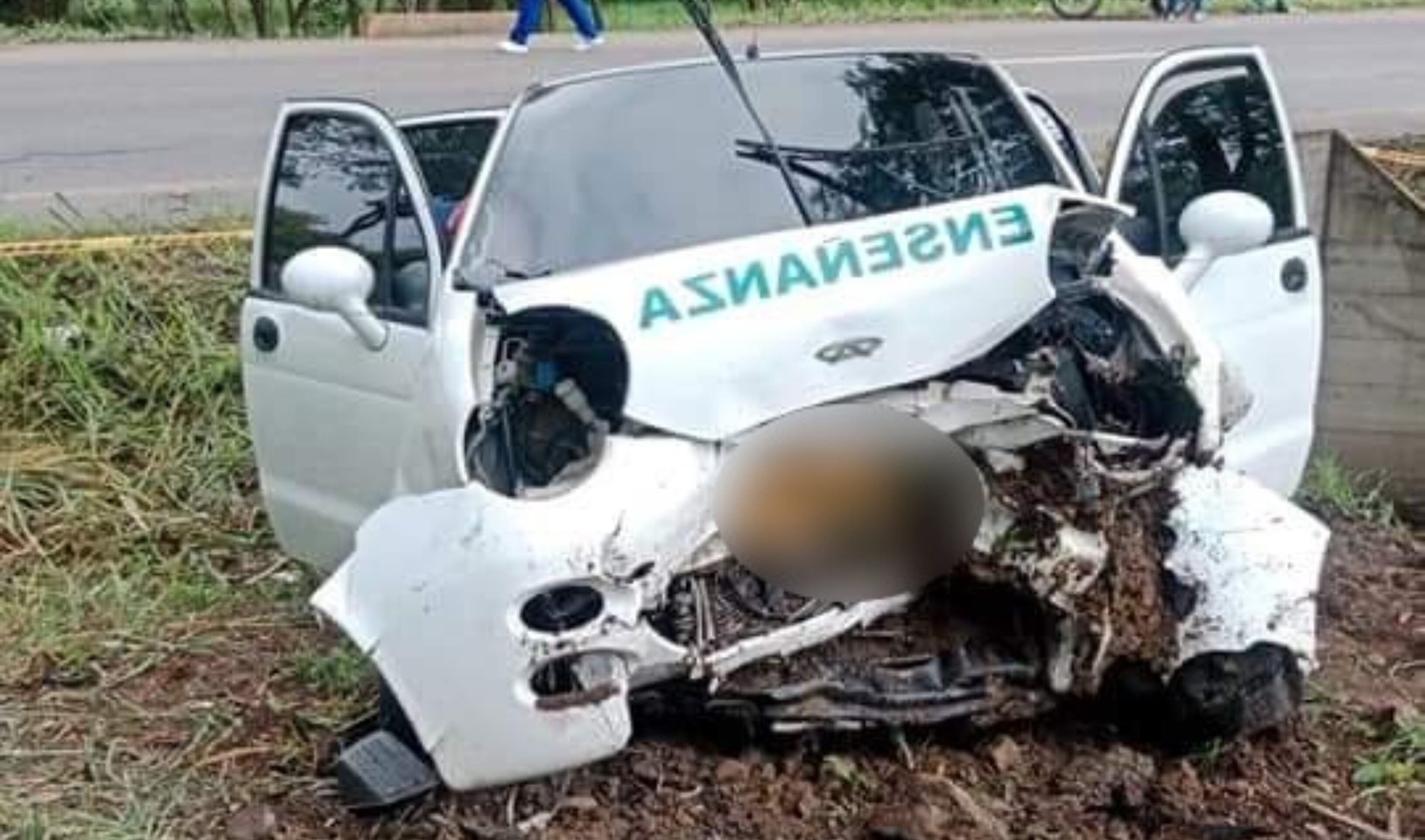 La parte frontal del vehículo quedó completamente destruida.