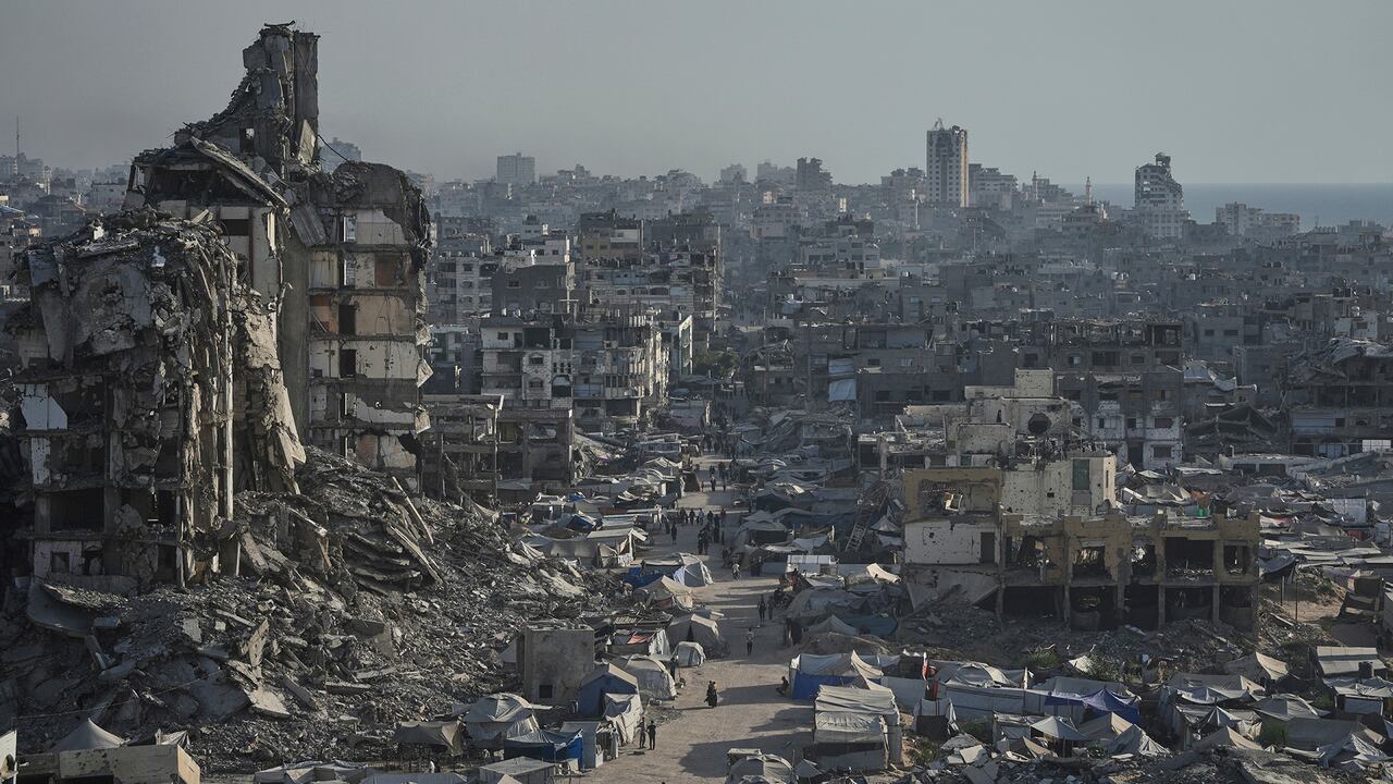 Se ven tiendas de campaña que albergan a palestinos desplazados en medio de la infraestructura dañada por la guerra en la ciudad de Gaza. Jueves 17 de julio de 2025.