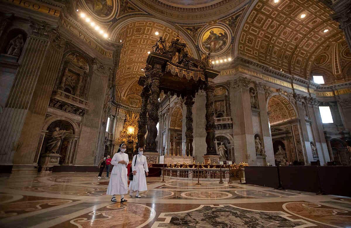 Las monjas de St. Elisabeth con máscaras faciales para evitar la propagación de covid -19 visitan la Basílica de San Pedro en el Vaticano el día de su reapertura, el lunes 18 de mayo de 2020. Italia está levantando lentamente las restricciones sanitarias después por el coronavirus de dos meses. cierre de emergencia. (Foto AP / Alessandra Tarantino)
