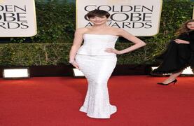 Anne Hathaway casi nunca atina con su atuendo. Pero esta vez sorprendió con un vestido sencillo pero elegante que se sumó  a su Globo de Oro como mejor actriz de reparto. (AP)
