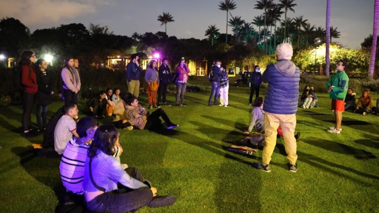 Aprovechando la habitual jornada cultural Jardín de Noche, que se celebra el último viernes de cada mes, arte y naturaleza se unen para ofrecer un especial plan a la luz de la luna.