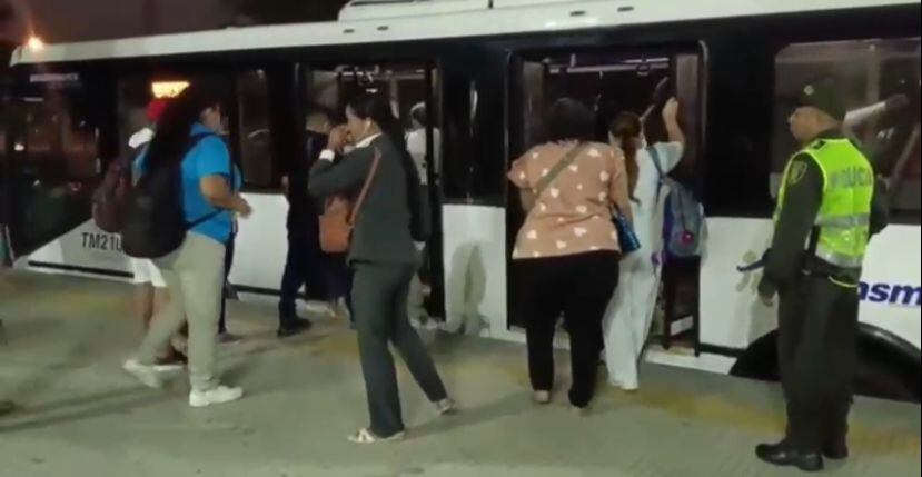 Policías desarrollan operativos en Transmetro.