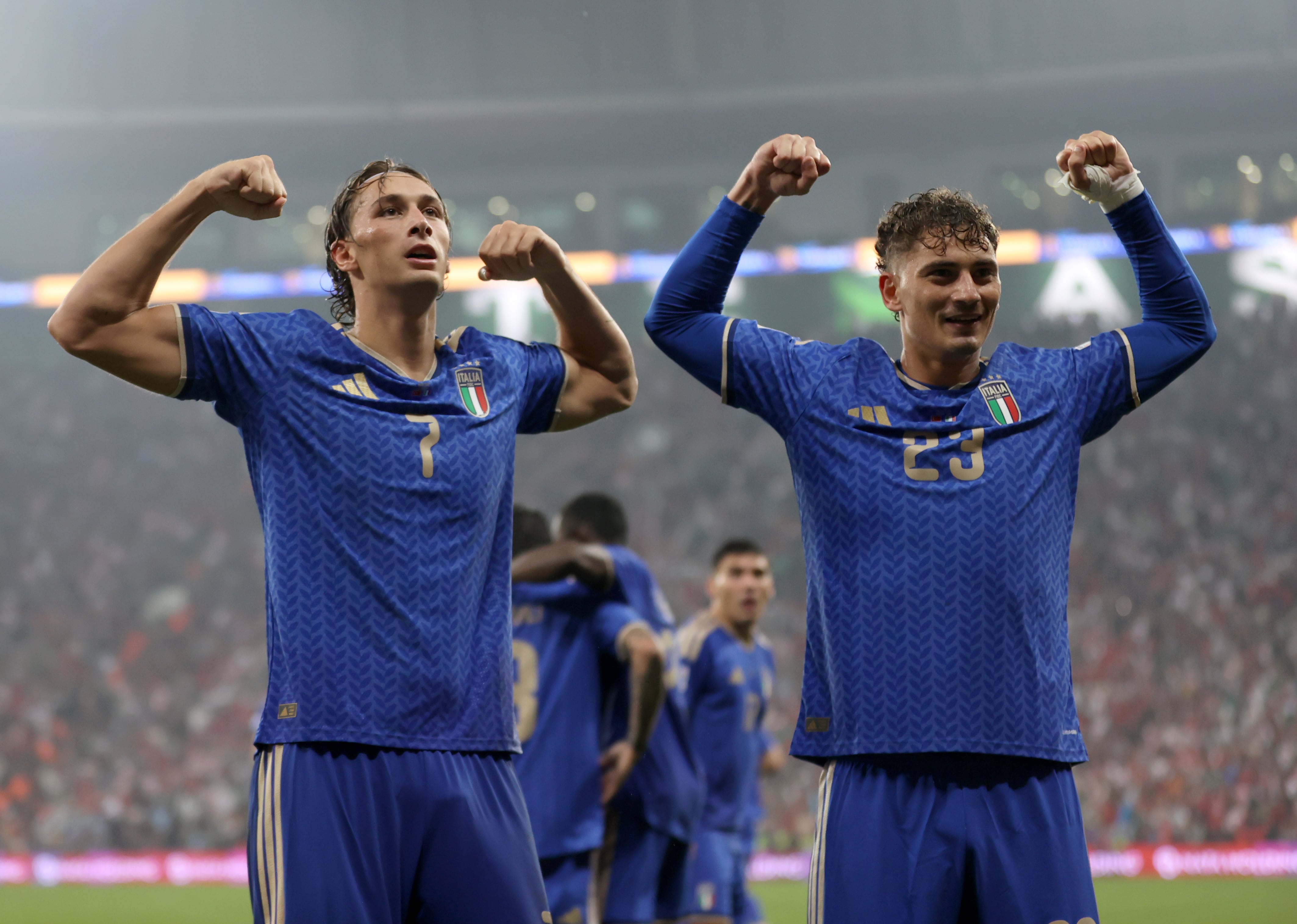 Francesco Pio Esposito y Sebastiano Esposito celebran el gol ante Turquía.