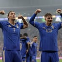 Francesco Pio Esposito y Sebastiano Esposito celebran el gol ante Turquía.