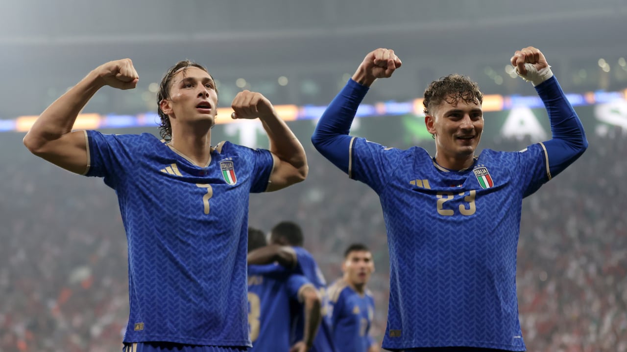 Francesco Pio Esposito y Sebastiano Esposito celebran el gol contra Turquía.