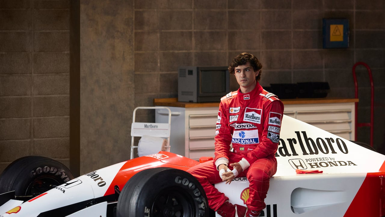 Ayrton Senna, interpretado por Gabriel Leone- Cr. Alan Roskyn/Netflix ©2024