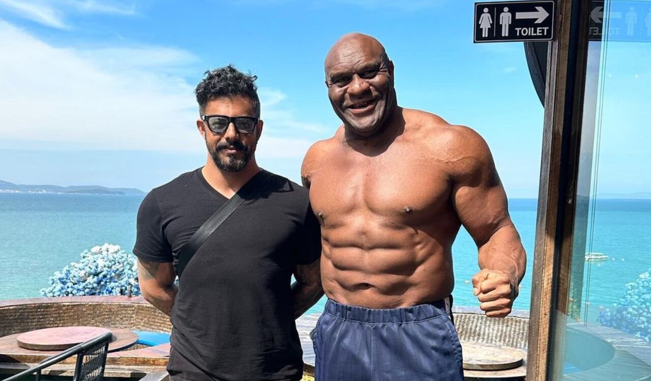 Leo Rex se tomada fotos con grandes personalidades, aquí está Bob Sapp, exjugador de la NFL y que ahora es peleador de artes marciales mixtas