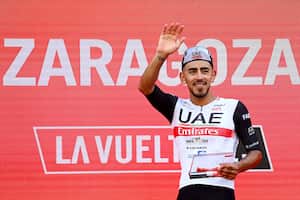 ZARAGOZA, ESPAÑA - 7 DE SEPTIEMBRE: Juan Sebastián Molano Benavides de Colombia y UAE Team Emirates celebra en el podio como ganador de etapa durante la 78ª Vuelta a España 2023, Etapa 12 a 150,6 km de Ólvega a Zaragoza / #UCIWT / el 7 de septiembre de 2023 en Zaragoza, España. (Foto de Tim de Waele/Getty Images)