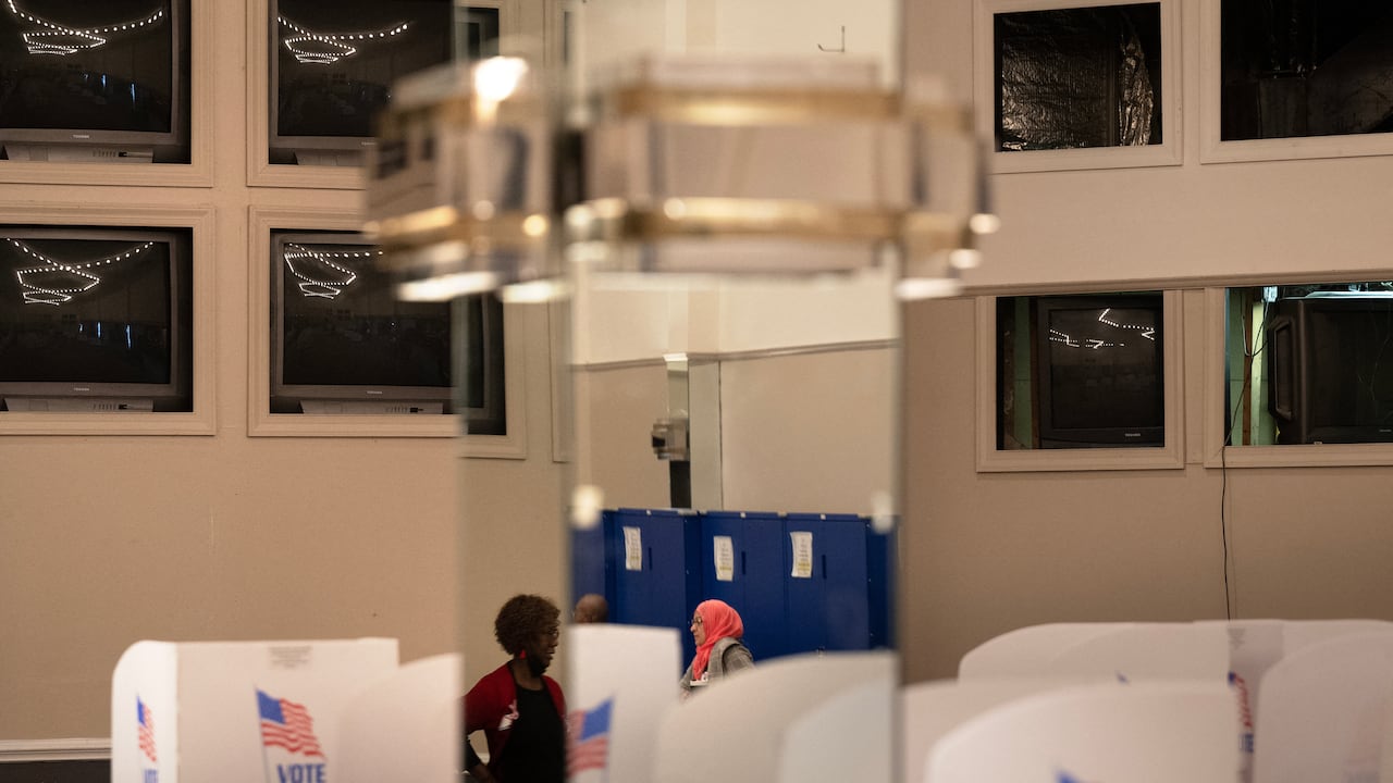 Trabajadores electorales durante la votación anticipada en Laurel Race Track el 28 de octubre de 2022, en Laurel, Maryland. - La elección está prevista para el 8 de noviembre. (Foto de Brendan Smialowski / AFP)