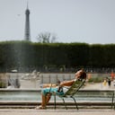 Una mujer disfruta del sol en los jardines de las Tullerías, el 10 de julio de 2023 en París. Los científicos dicen que las temperaturas aplastantes que cubrieron Europa el verano pasado pueden haber provocado más de 61,000 muertes