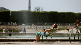 Una mujer disfruta del sol en los jardines de las Tullerías, el 10 de julio de 2023 en París. Los científicos dicen que las temperaturas aplastantes que cubrieron Europa el verano pasado pueden haber provocado más de 61,000 muertes
