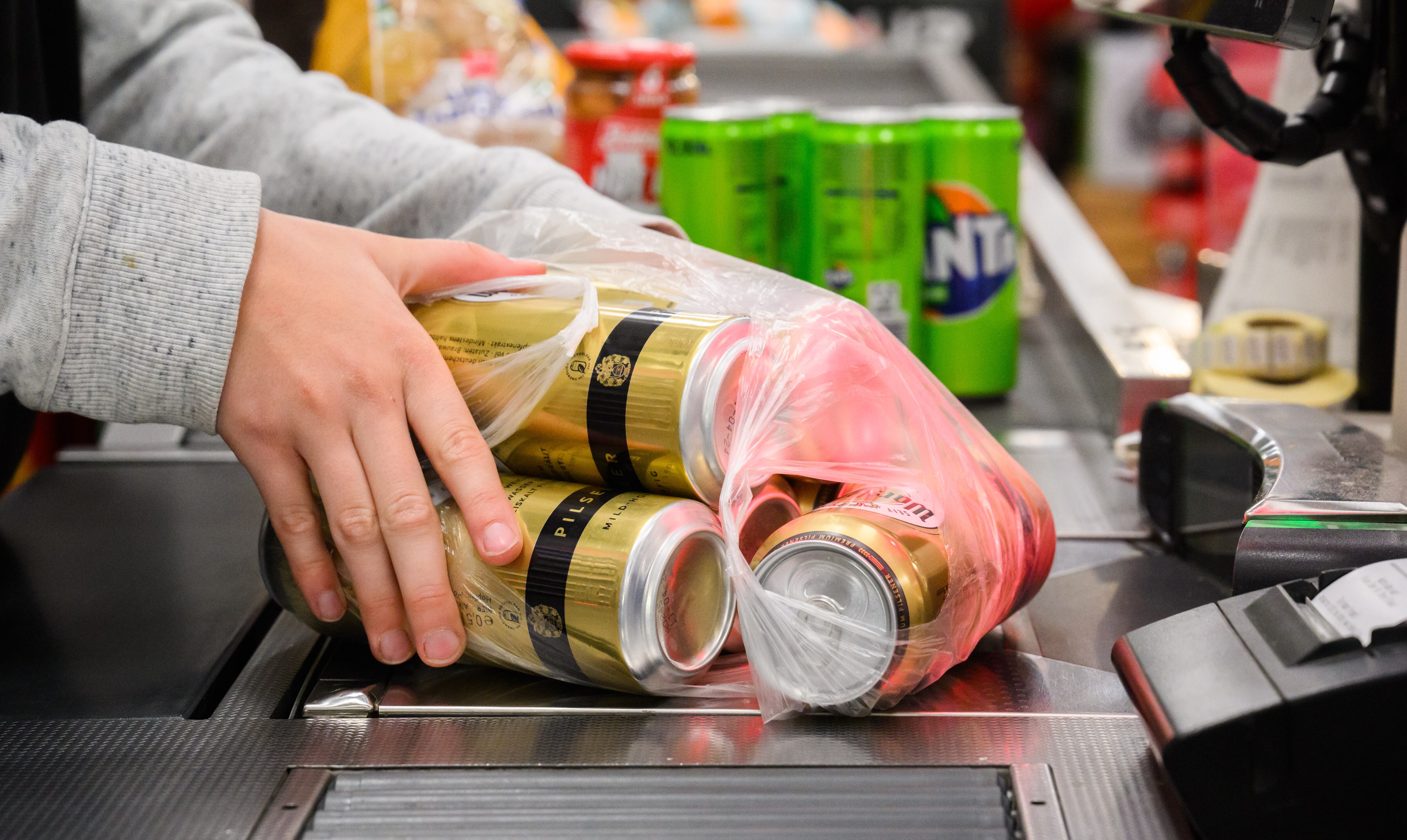 La mujer olvidó el dinero en un pasillo del supermercado