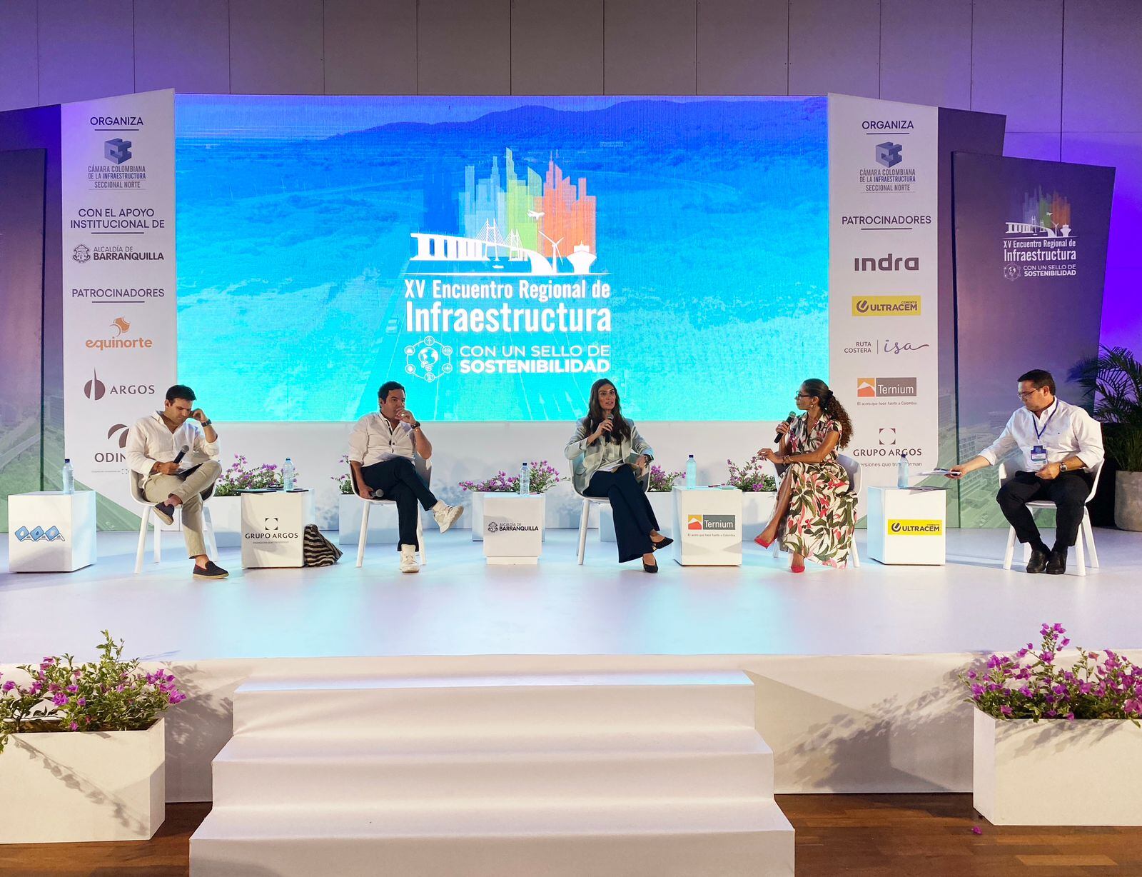 Varios congresistas durante el Congreso de Infraestructura en Barranquilla.