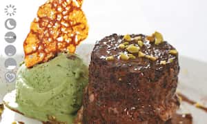 Tres leches de chocolate con helado de pistacho y bizcochuelo de almendras.