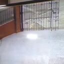 El delincuente aprovecha una desatención para salir caminando con la bicicleta