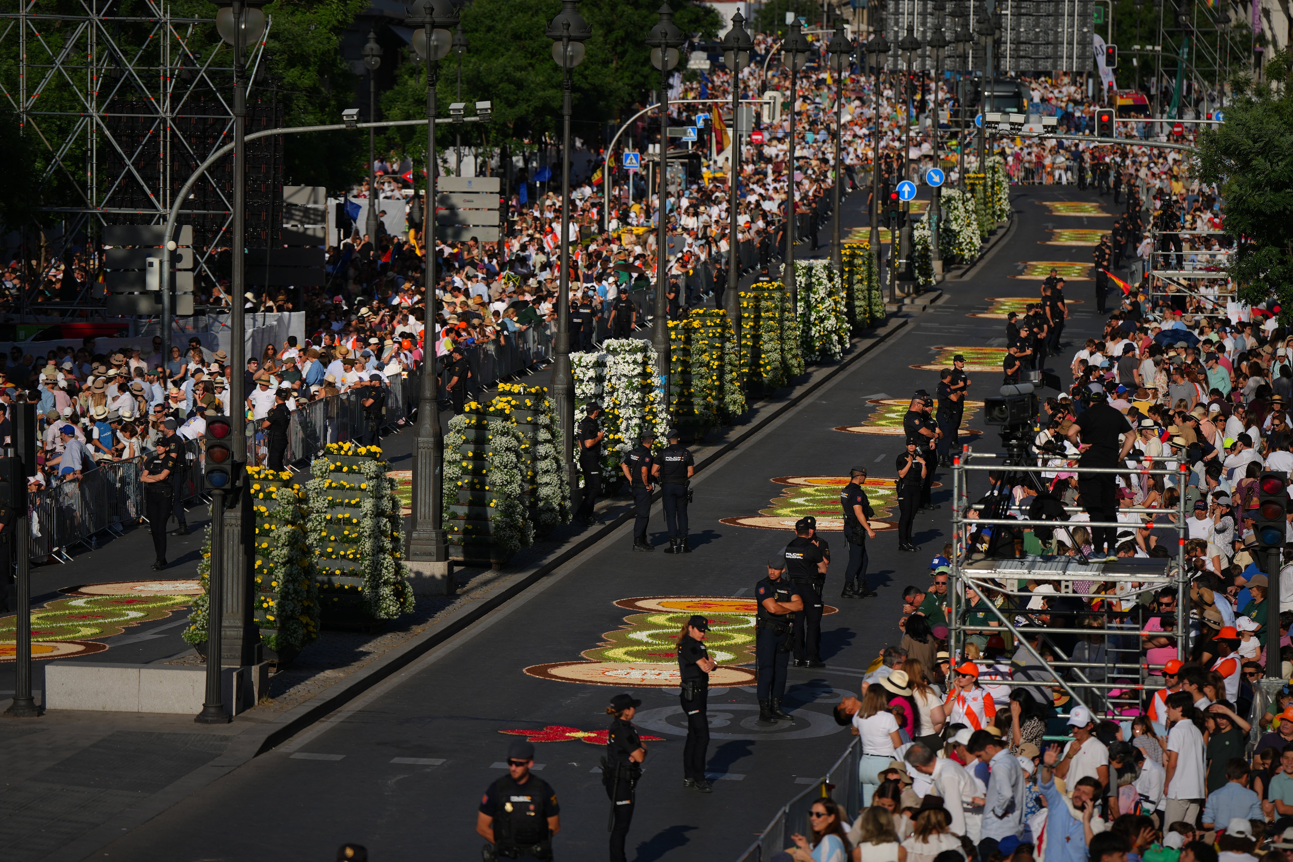 Gente espera a la llegada del papa León XIV antes de una misa y una procesión del Corpus Christi en la plaza de Cibeles en Madrid, España.