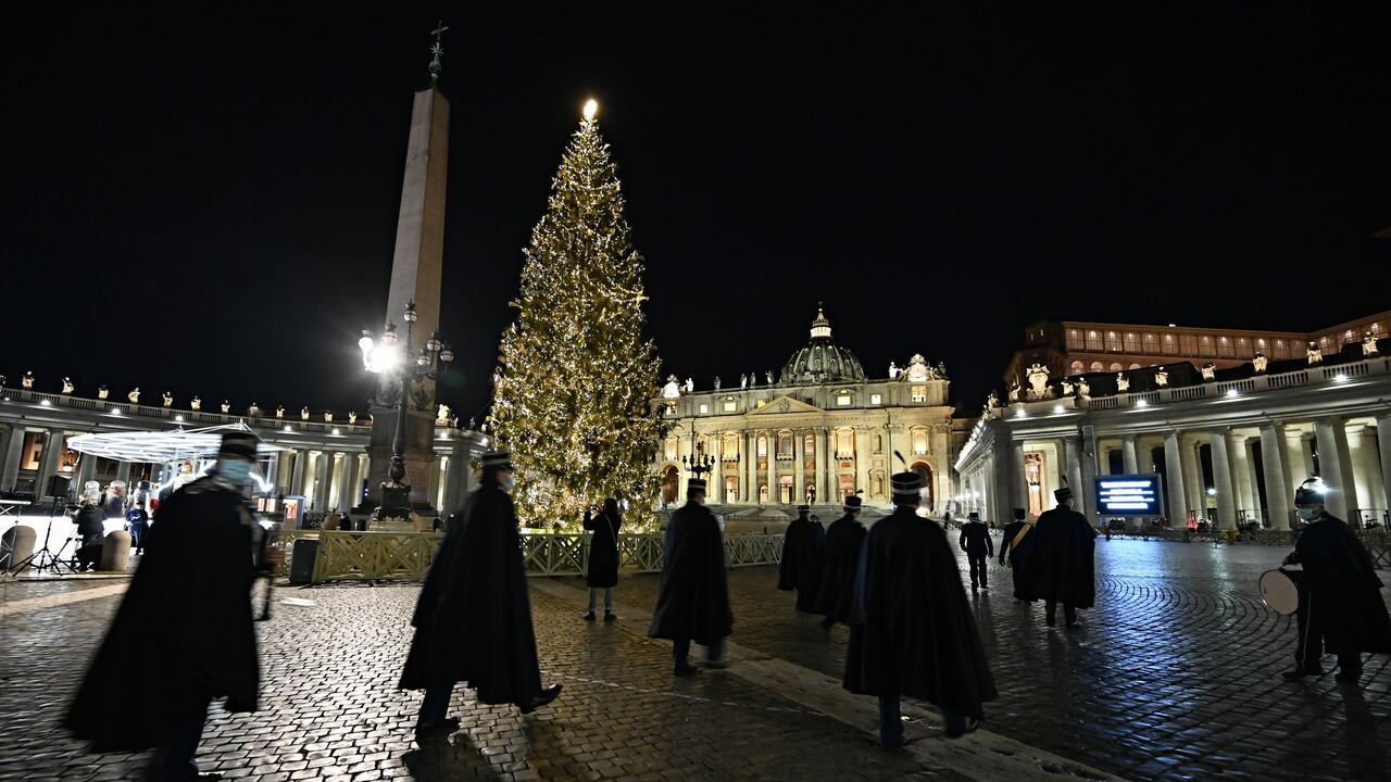 Inauguran el árbol y el pesebre de Navidad de la plaza de San Pedro