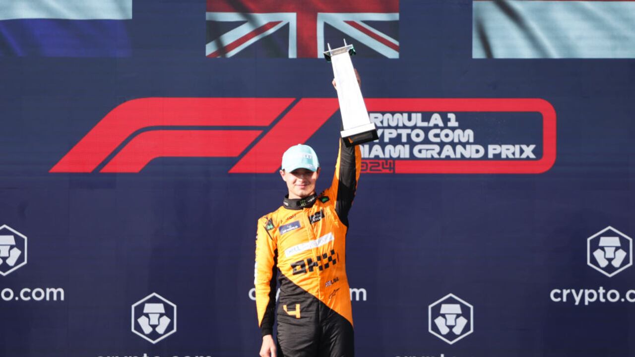 Lando Norris de McLaren en el podio después del Gran Premio de Miami de Fórmula 1 en el Autódromo Internacional de Miami en Miami, Estados Unidos.