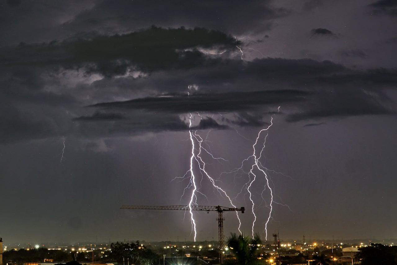 Según el pronóstico del tiempo, en Cali y Valle del Cauca, se presentarán en la tarde lluvias, acompañadas de tormentas eléctricas, igual que la noche de ayer, martes 18 de febrero. Es importante recordar que durante estas tormentas no se debe hacerse cerca de los árboles. La semana pasada, cuatro mujeres perdieron la vida, tras ser alcanzadas por un rayo durante la final de un campeonato de fútbol femenino, en el municipio de Cajibío en el Cauca. Foto Jorge Orozco / El País.