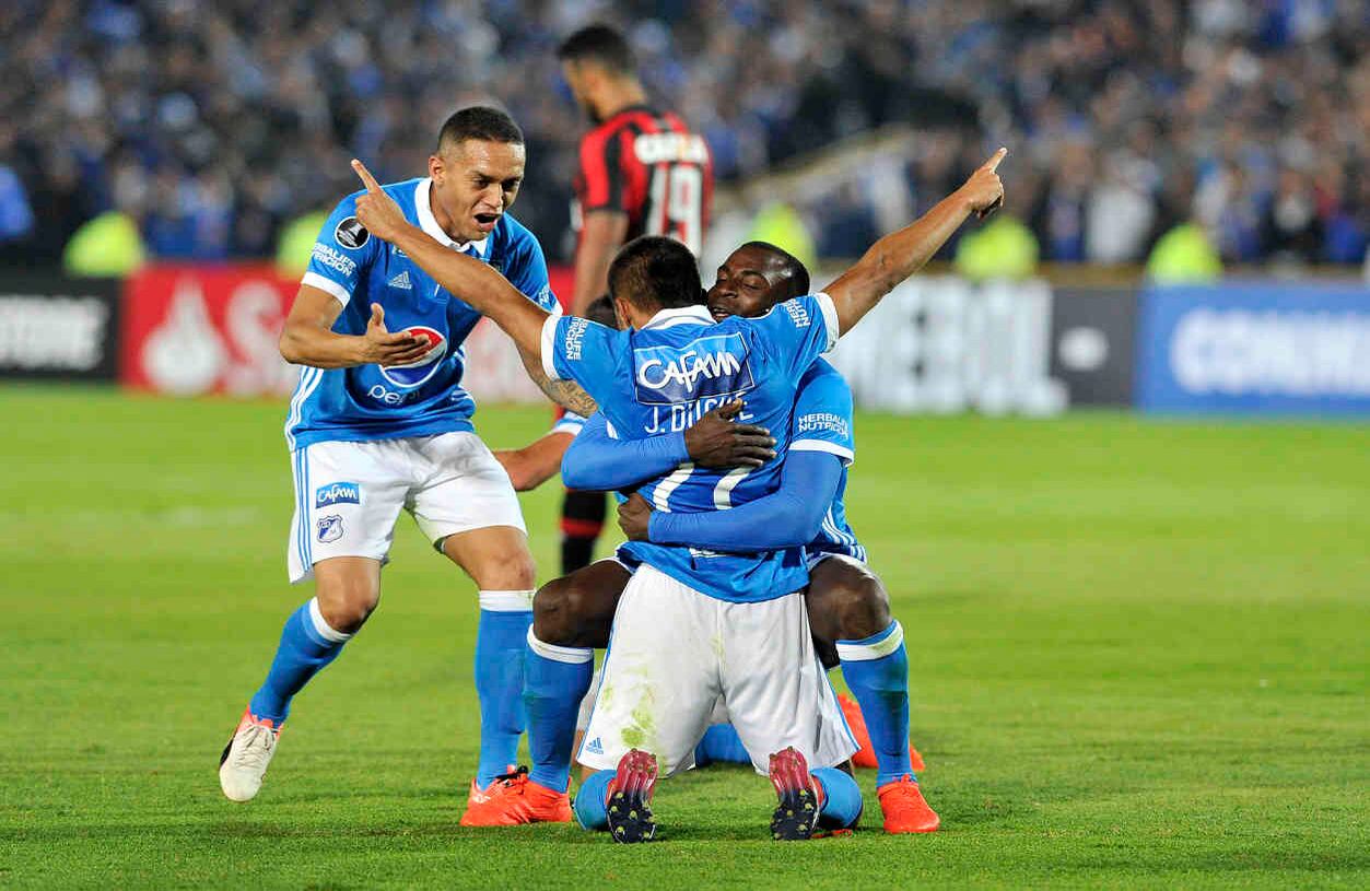 Jugadores de Millonarios  celebran gol marcado por J. Duque (22) contra el Paranaense,  este miércoles 8 de febrero de 2017 en el estadio El Campín de Bogotá. Millos,   a pesar de haber ganado en los 90 minutos, quedó eliminado de la Copa Libertadores tras perder 2-4 por cobros desde el punto penal. Foto: Carlos Julio Martínez / SEMANA