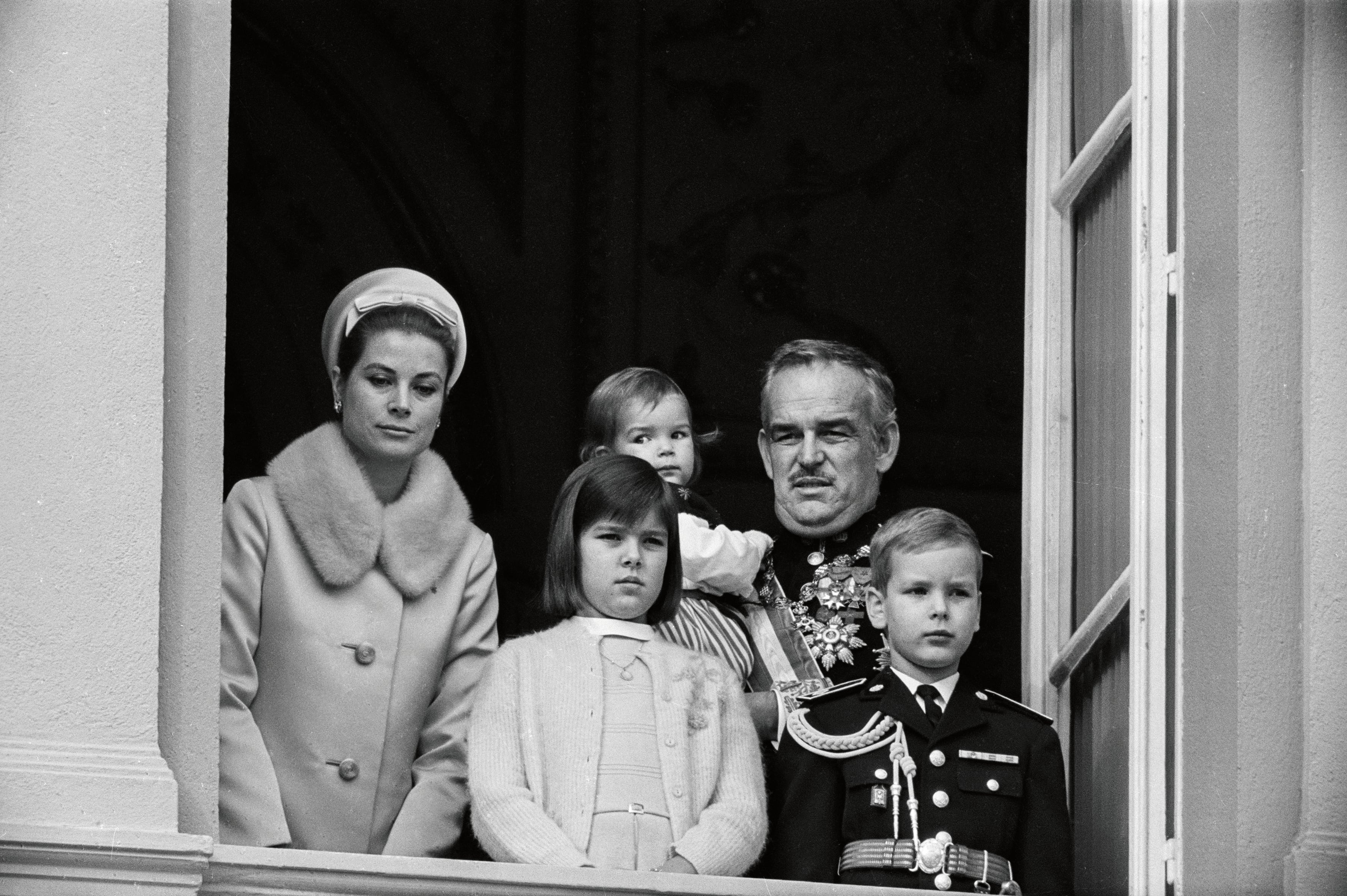 En 1966 ya tenían a sus tres hijos, los príncipes Carolina, Alberto y Estefanía. Él ridiculizaba en público a Grace y se iba de juerga a los prostíbulos de París, dice el biógrafo Robert Lacey.