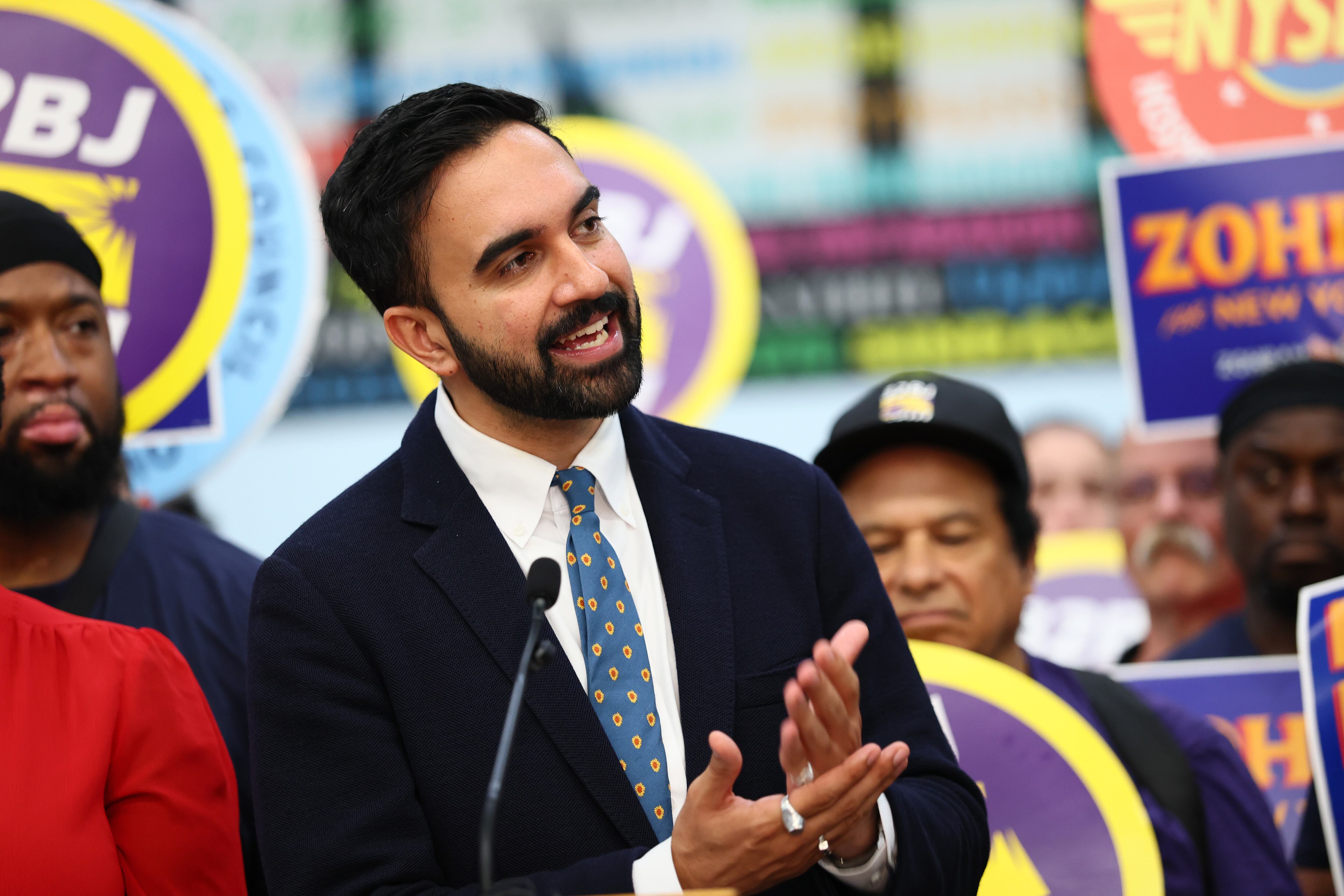 En Nueva York, la directriz cobra ribetes políticos e ideológicos al vincularse con casos emblemáticos como el del candidato a la alcaldía Zohran Mamdani, naturalizado originario de Uganda.