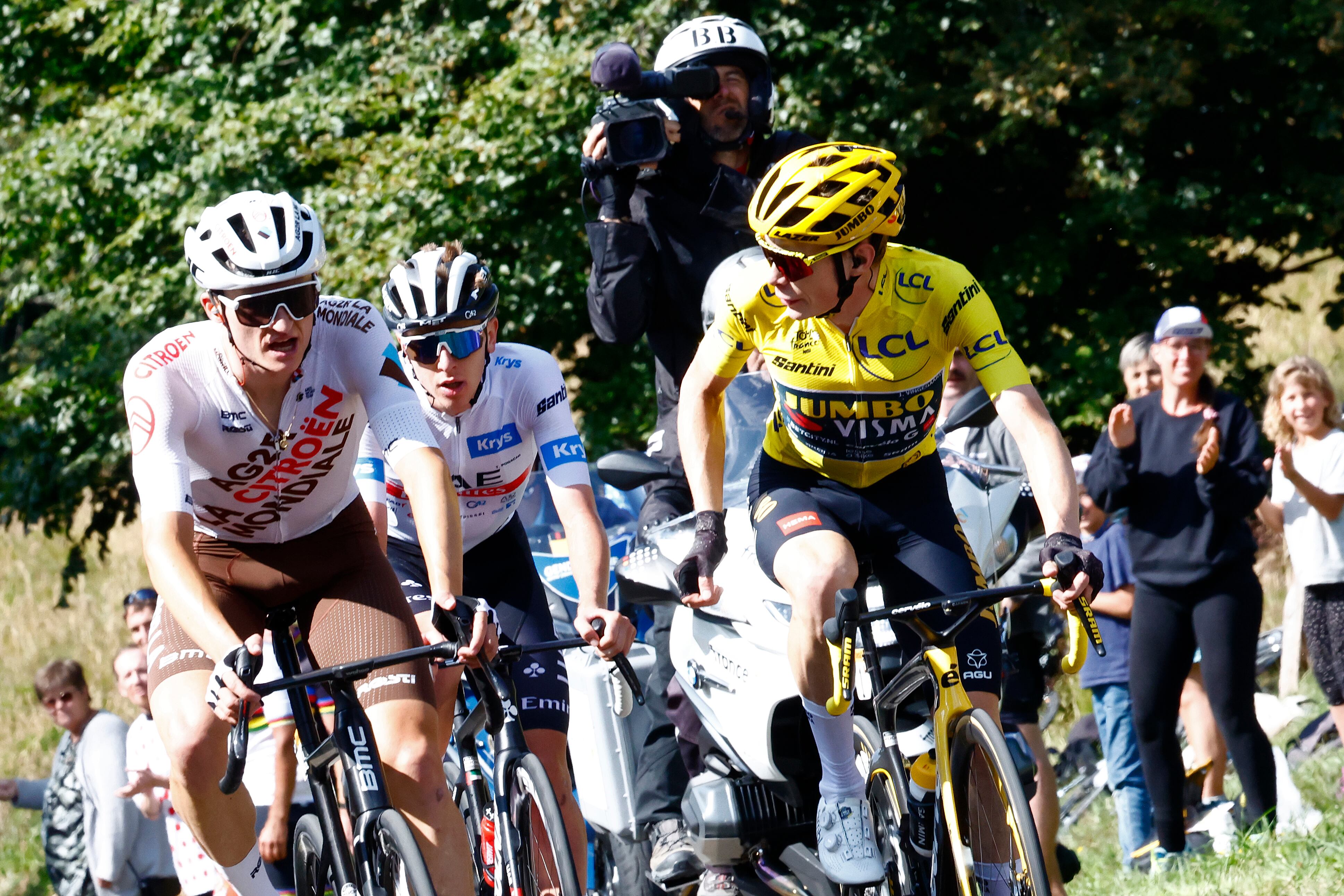 Tour de Francia - Jonas Vingegaard junto a Felix Gall y Tadej Pogacar.