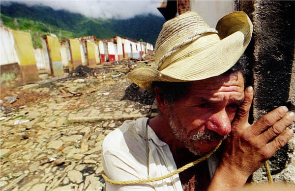 En octubre de 1997, 300 personas de El Aro tuvieron que salir por miedo y presión hacia otros lugares. Los paramilitares del Bloque Mineros y del Bloque Norte habían incendiado ochenta casas y asesinado a 16 campesinos. Varios familiares regresaron pocas semanas después y reconocieron las ruinas de lo que antes era su vida.