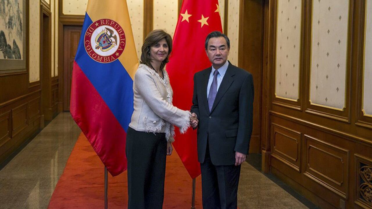 Fotografía facilitada por la Embajada de Colombia en Pekín, de canciller María Ángela Holguín, junto a su homólogo chino, Wang Yi.