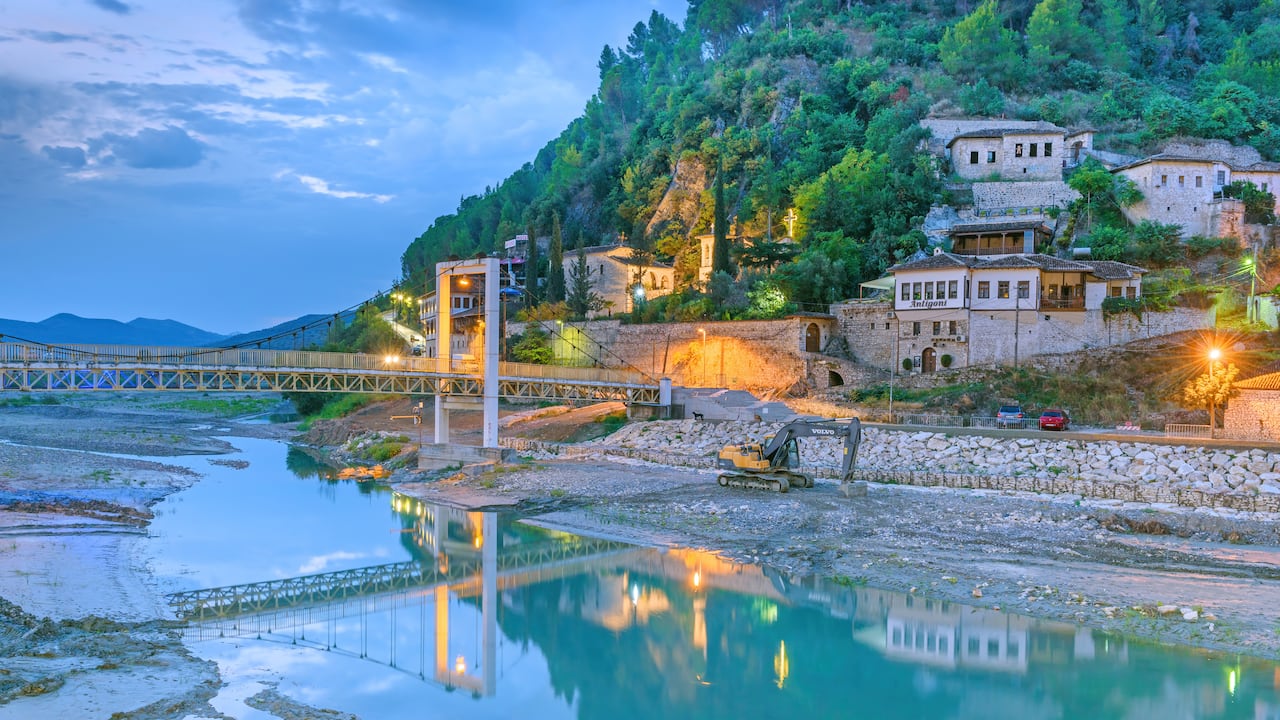 Berat, en el centro de Albania, es una elegante ciudad de piedra y alabastro dividida por el río Osumi.