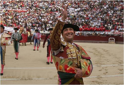 Su entrada, triunfan, estuvo presedida por un saludo al público que entre llanto y emoción lo acompañó.