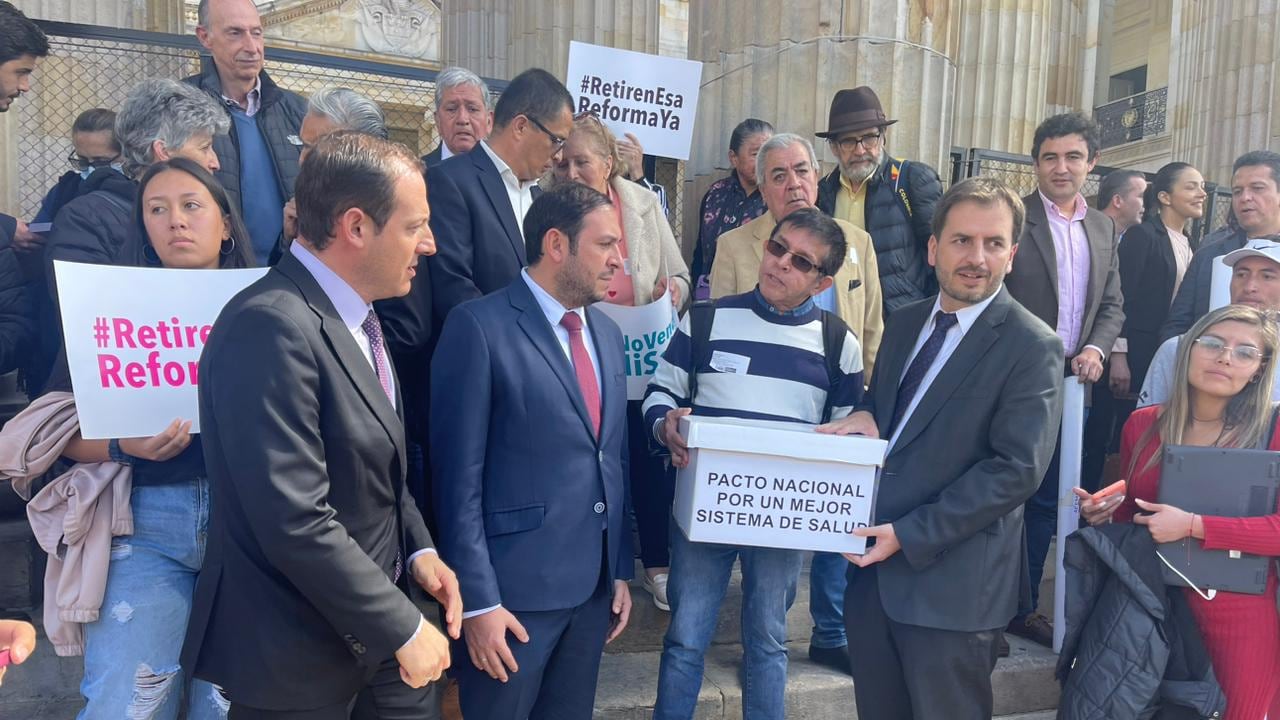 Presentaron miles de firmas en contra de las reformas de Petro.
