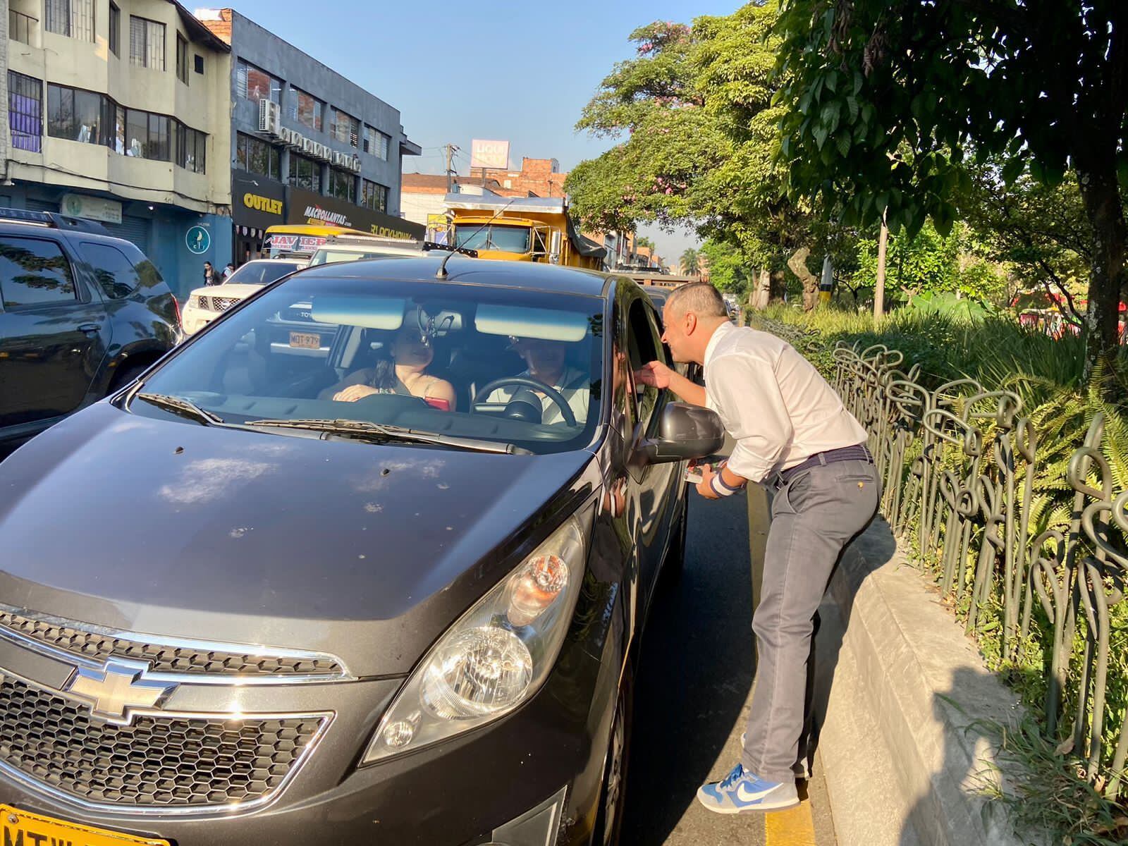 Restrepo ya entrega postales para darse a conocer.