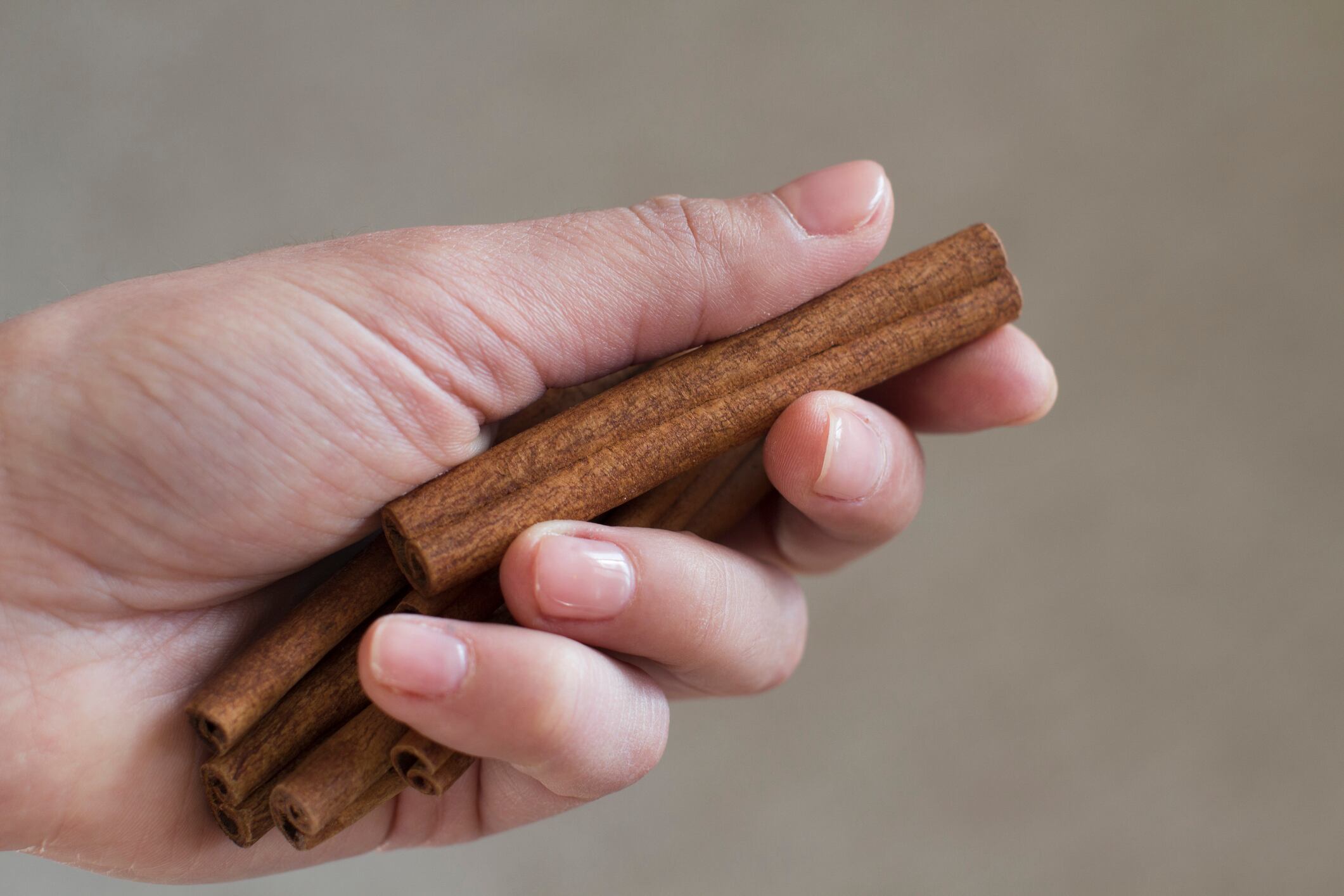 ¿Le cuesta conciliar el sueño? Pruebe este ritual de Feng Shui: frotar las manos con canela antes de acostarse, y descubra sus efectos tranquilizadores.