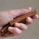 Explore la conexión entre el Feng Shui y el uso de la canela para promover un sueño más profundo y restaurador.