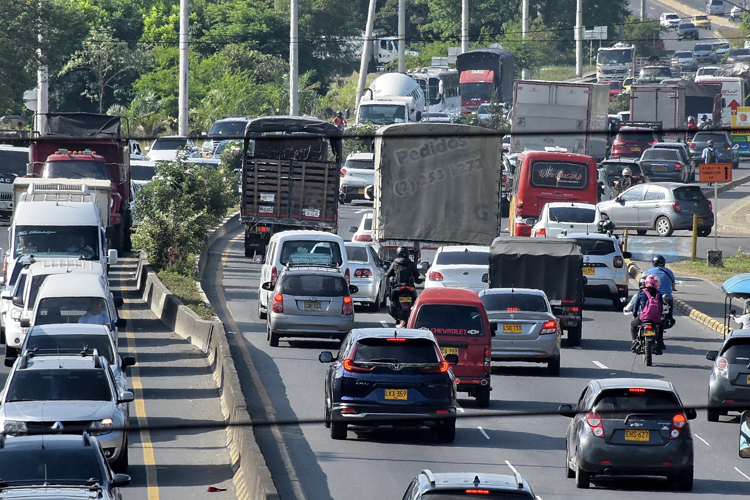 Trancón Vía Cali-Jamundí, por cambios de sentido vehicular en la Cra 122.