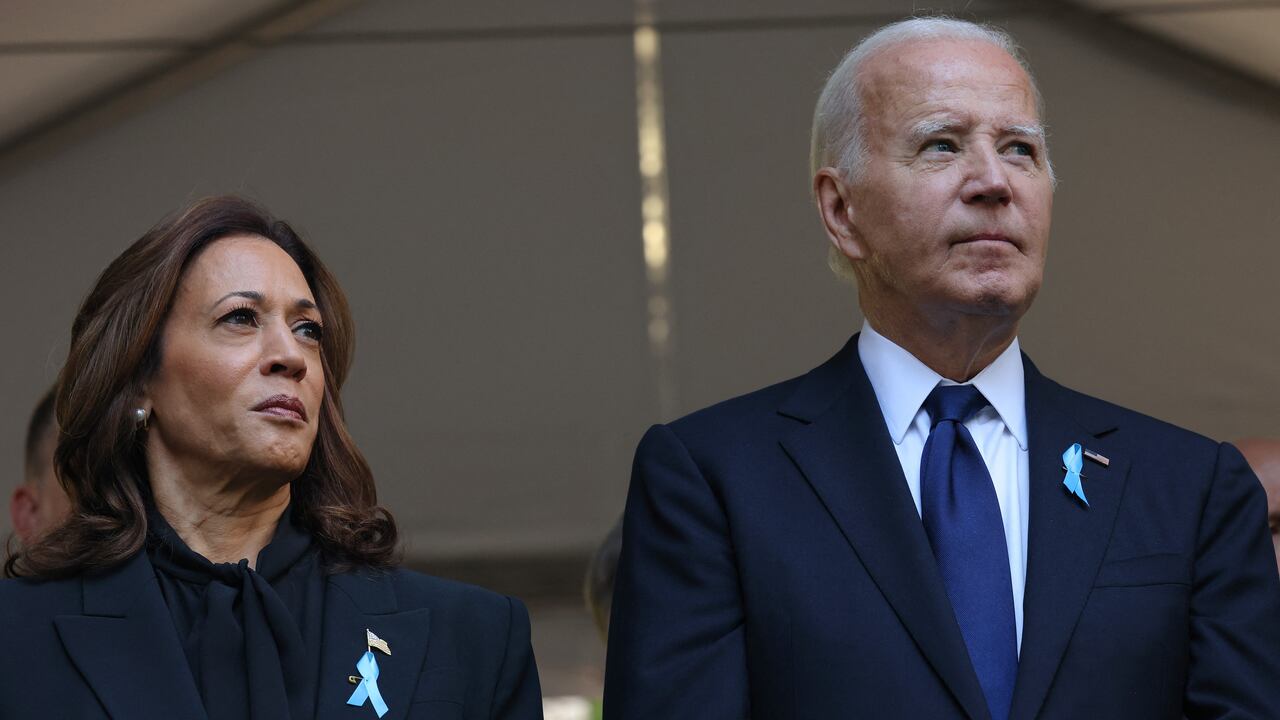 La ex candidata presidencial demócrata, la vicepresidenta estadounidense Kamala Harris, y el presidente estadounidense Joe Biden asisten a la ceremonia anual de conmemoración del 11 de septiembre en el Museo y Memorial Nacional del 11 de septiembre el 11 de septiembre de 2024 en la ciudad de Nueva York .