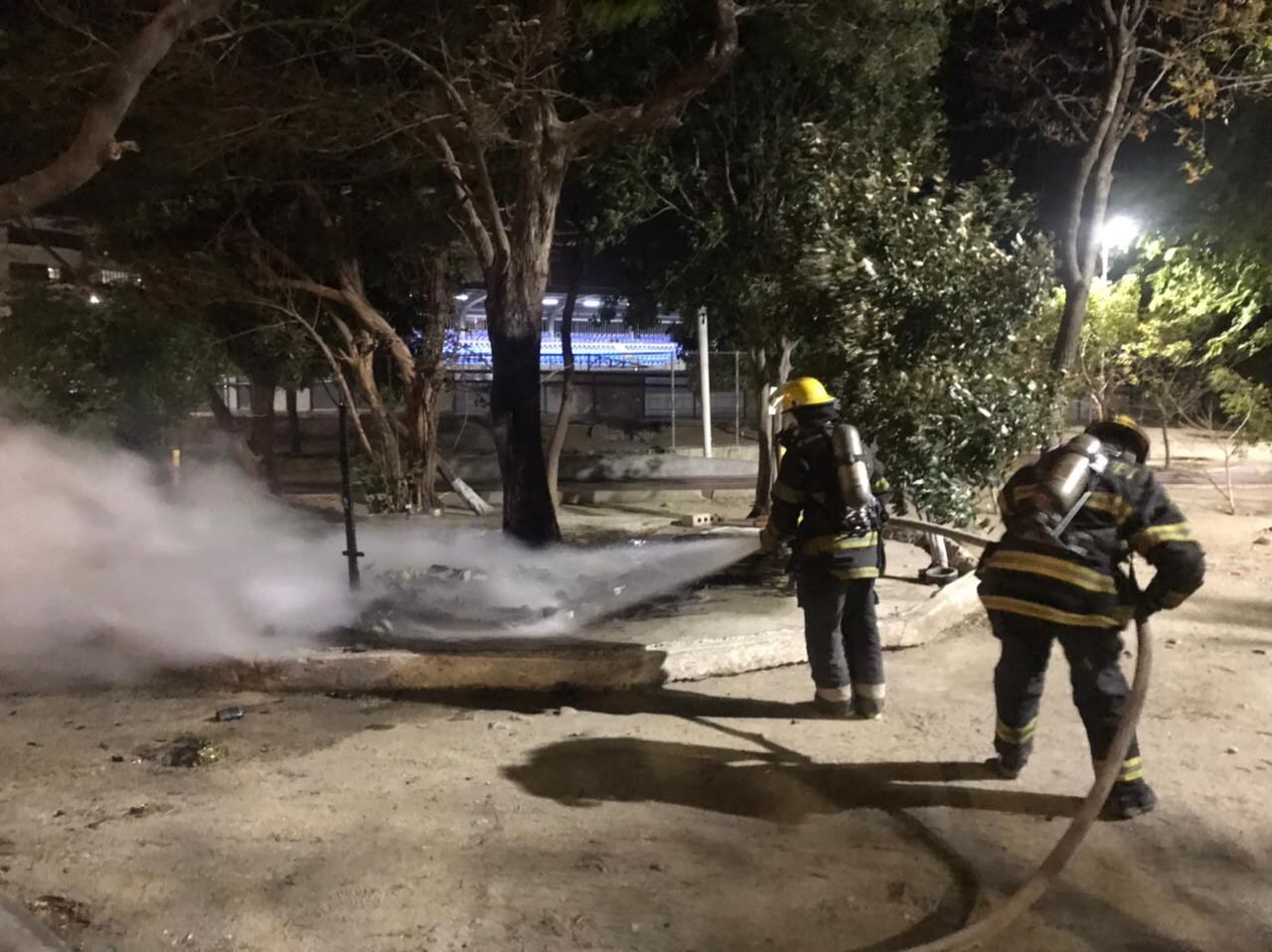 Los bomberos llegaron hasta el sitio a sofocar las llamas