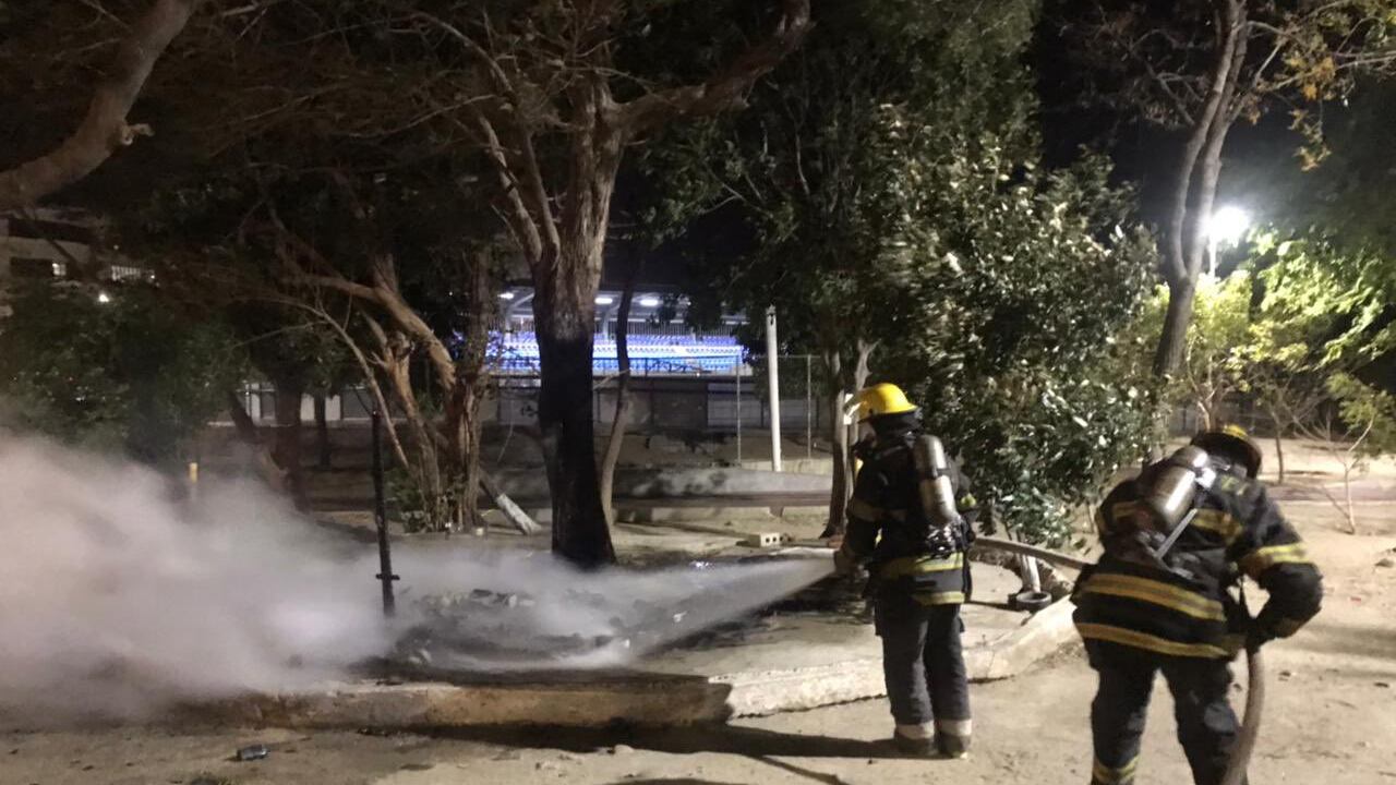 Los bomberos llegaron hasta el sitio a sofocar las llamas