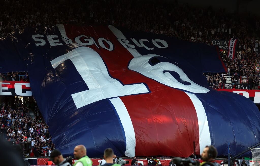 Hinchas del PSG despliegan bandera con el dorsal de Sergio Rico.