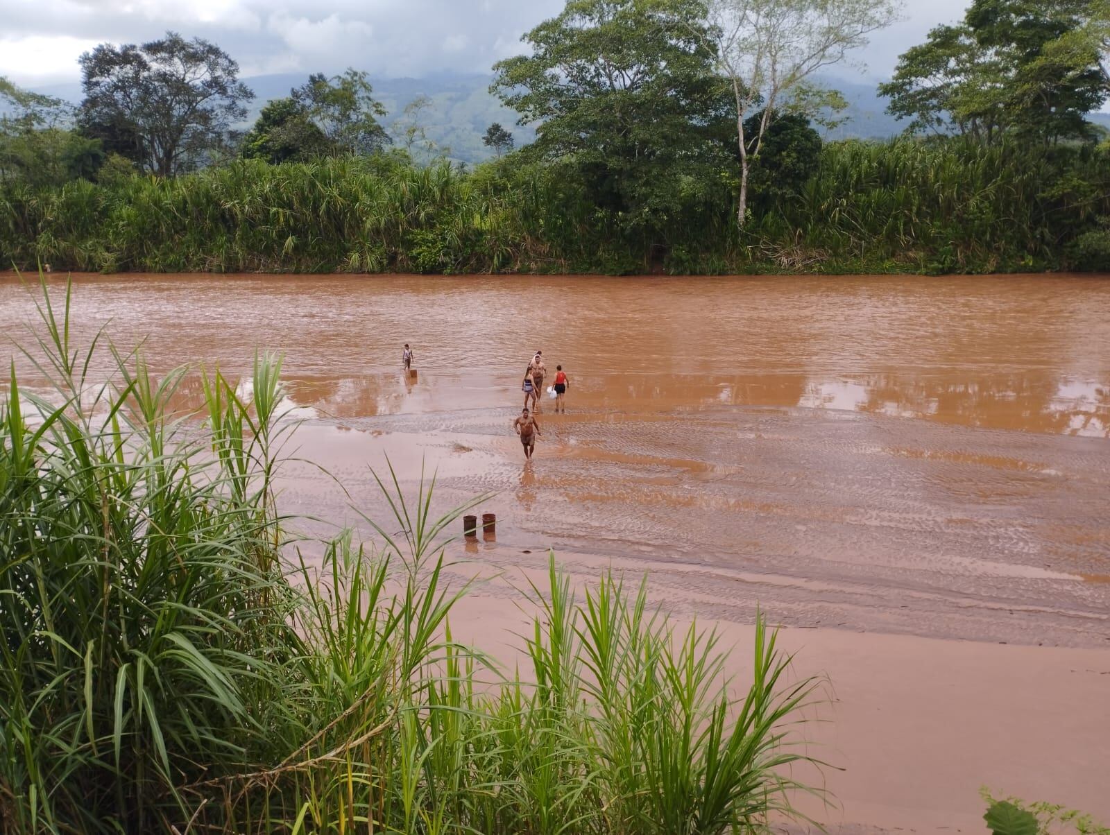 Este afluente registra gran cantidad de lodo.