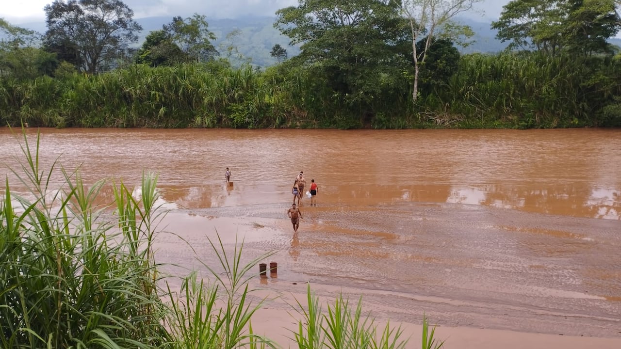 Este afluente registra gran cantidad de lodo.