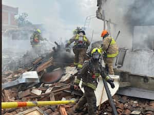 El cuerpo de bomberos hace presencia en el lugar de la emergencia.
